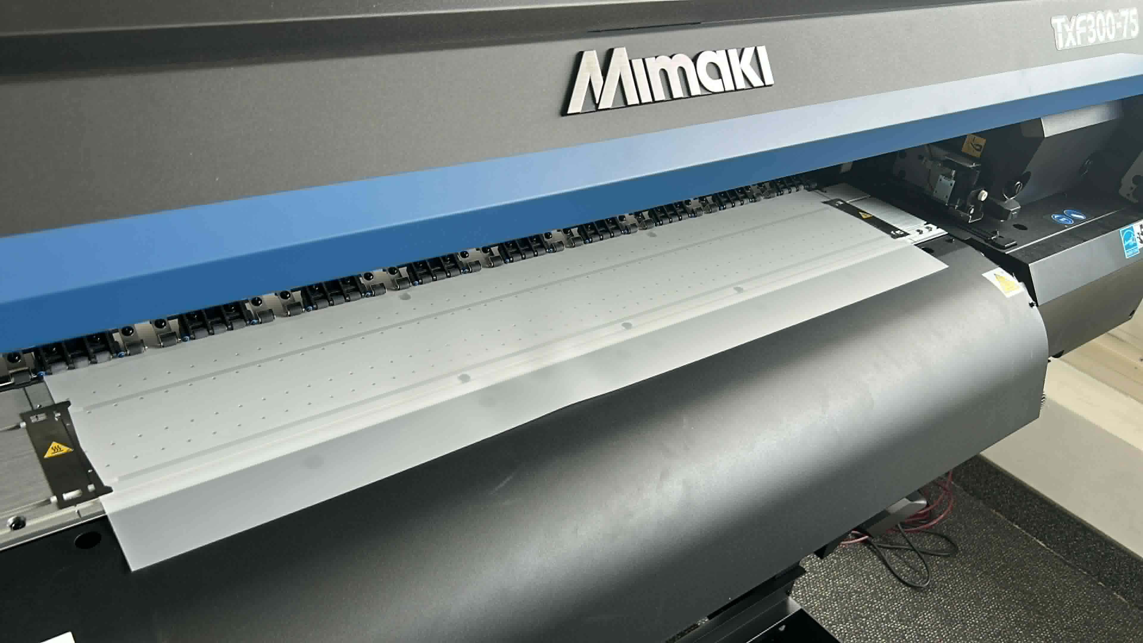 nadruk na materiale namiotu reklamowego wykonywany na ploterze wielkoformatowym Mimaki w Visix Polska