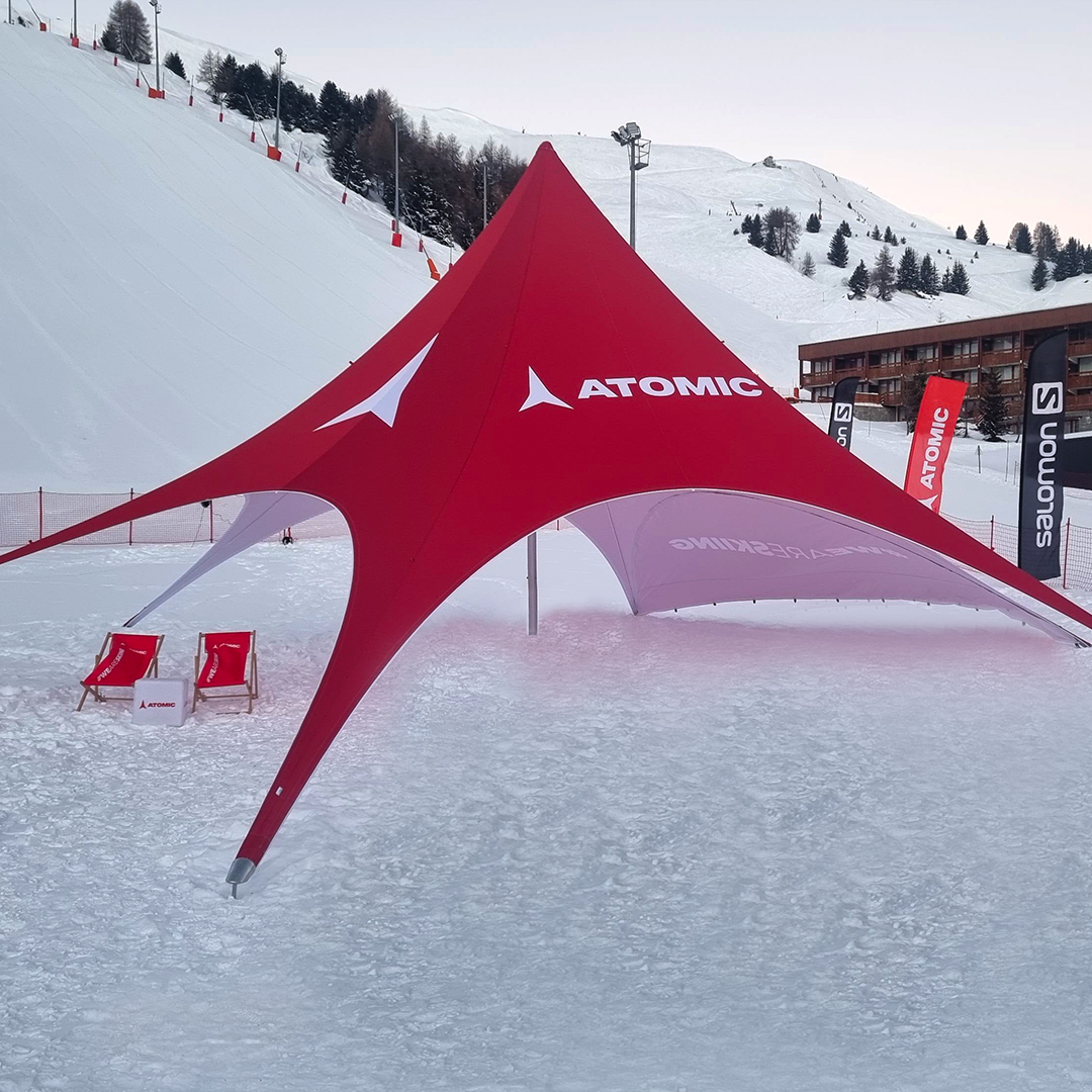 Namiot reklamowy StarTent z nadrukiem podczas eventu outdoorowego – namiot eventowy typu gwiazda