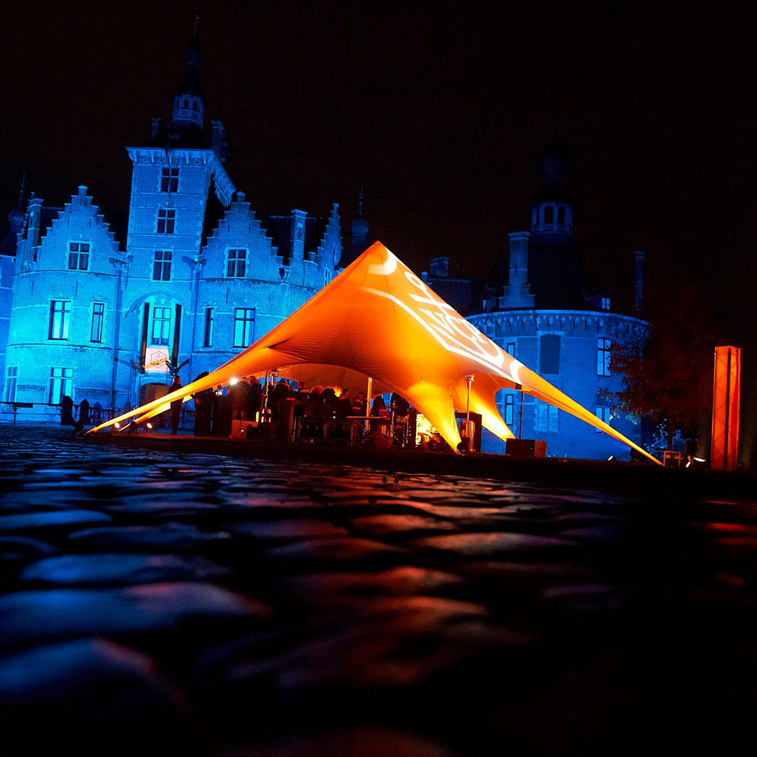 Namiot eventowy StarTent z podświetleniem podczas wieczornego wydarzenia plenerowego